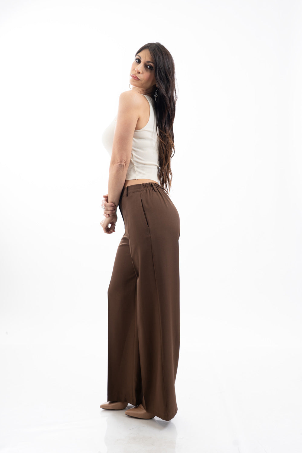 modella indossando Pantalone palazzo marrone con elastico sul retro e tasche laterali a scomparsa colore