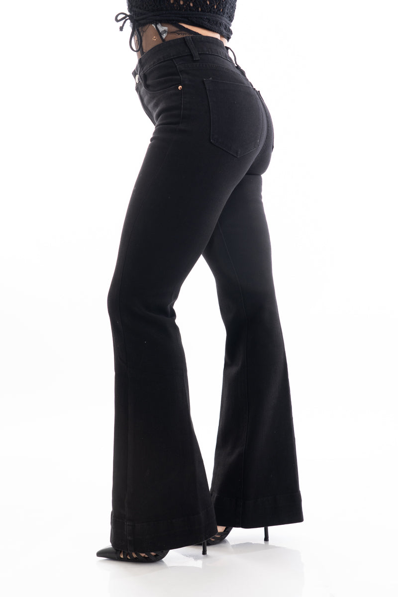 modella indossando Jeans flare a vita media in denim elasticizzato nero colore Nero