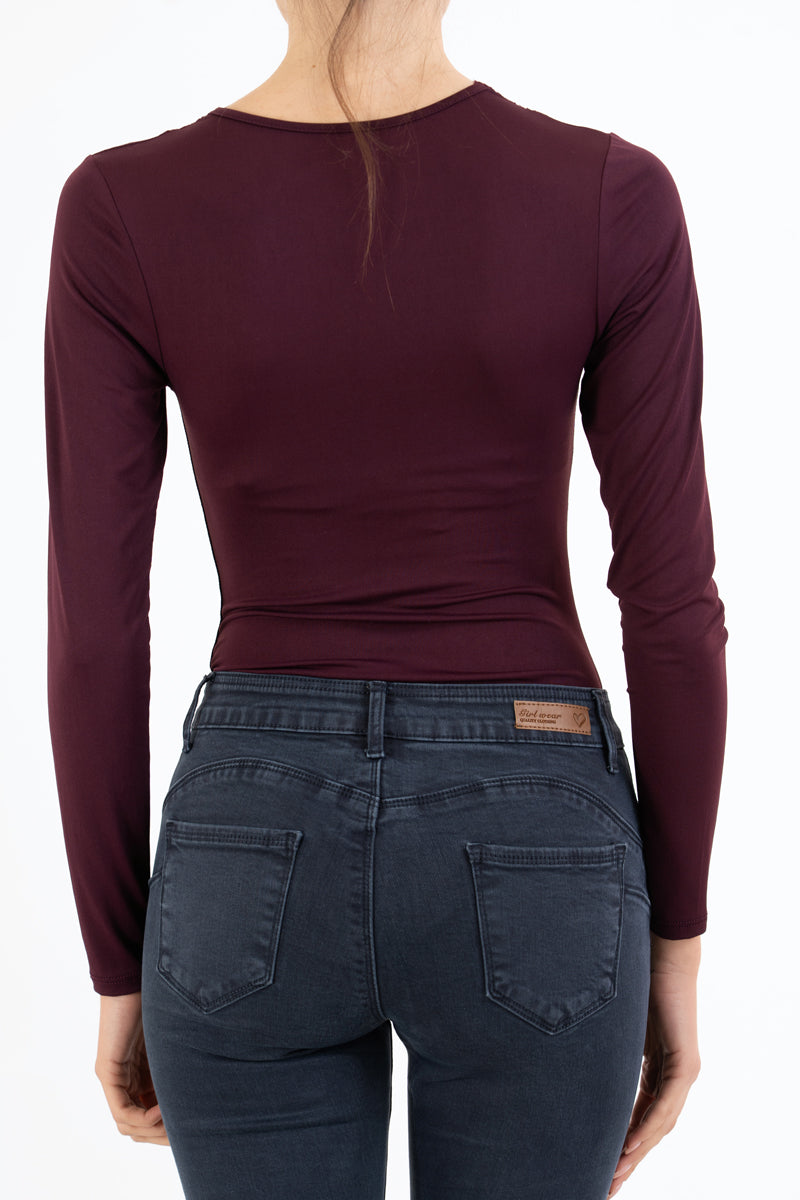 modella indossando Body LaceDream con pizzo e scollo a V colore