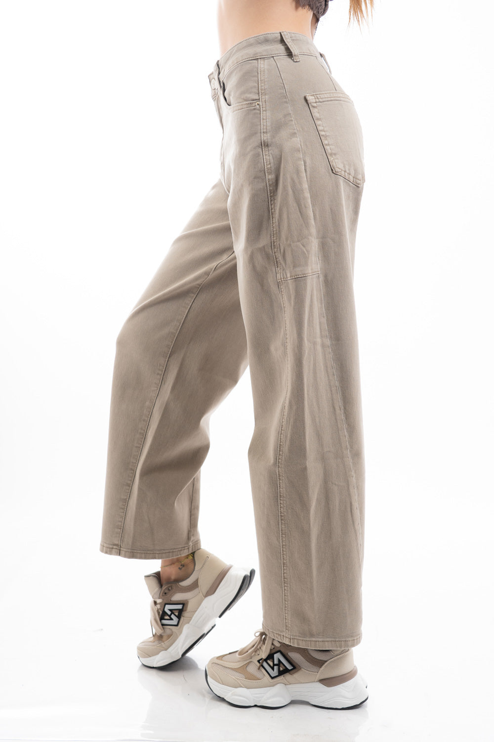 modella indossando Jeans barrel in denim con gamba ampia e cuciture strutturate colore