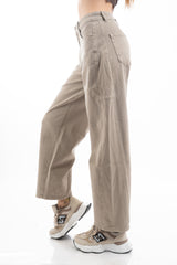 modella indossando Jeans barrel in denim con gamba ampia e cuciture strutturate colore