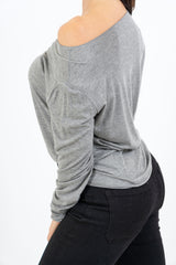 modella indossando Maglia over con scollo ampio in viscosa e cashmere con filo laminato colore