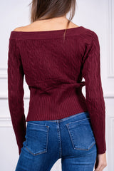 modella indossando Maglia Solenne trecce colore
