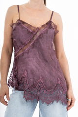 modella indossando Top in viscosa effetto raso con pizzo e fondo asimmetrico colore Prugna Unica