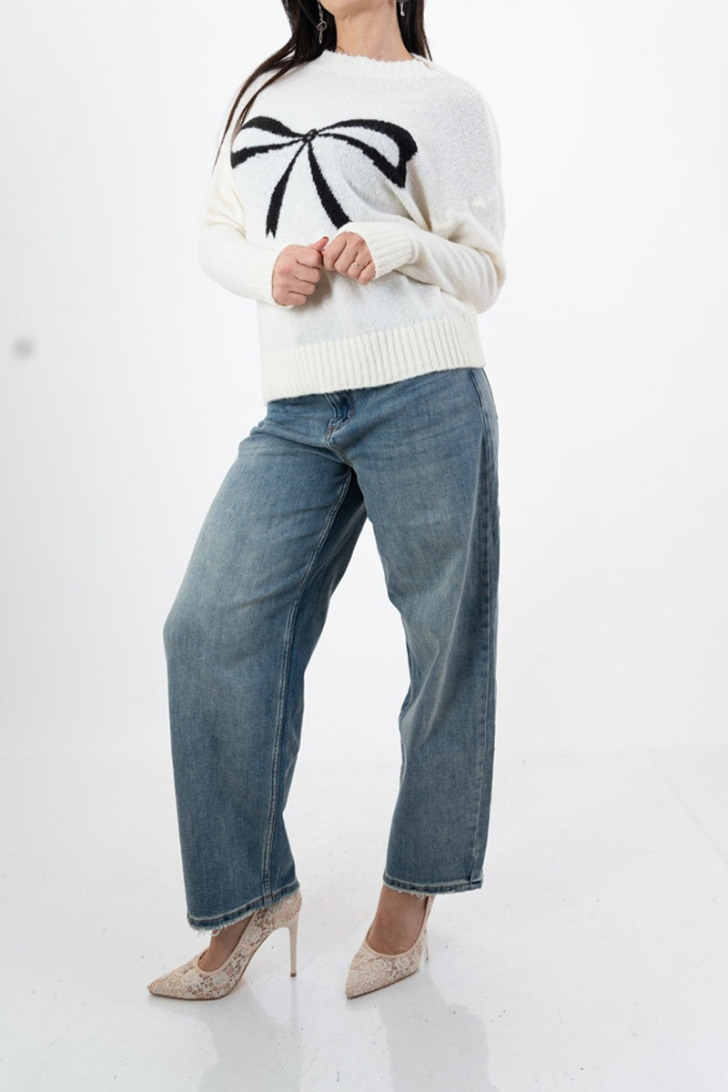 modella indossando Maglione morbido con motivo fiocco e vestibilità comoda colore