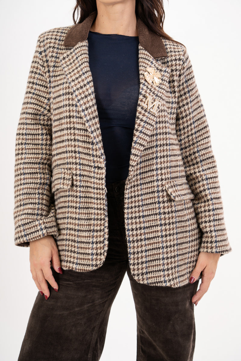 Giacca fantasia pied-de-poule con spille dorate