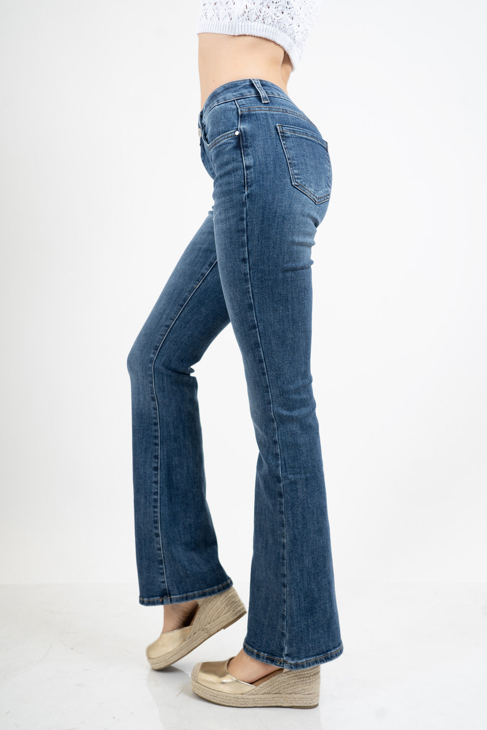 Jeans flare aderente in denim elasticizzato con fondo a zampa.