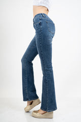 Jeans flare aderente in denim elasticizzato con fondo a zampa.