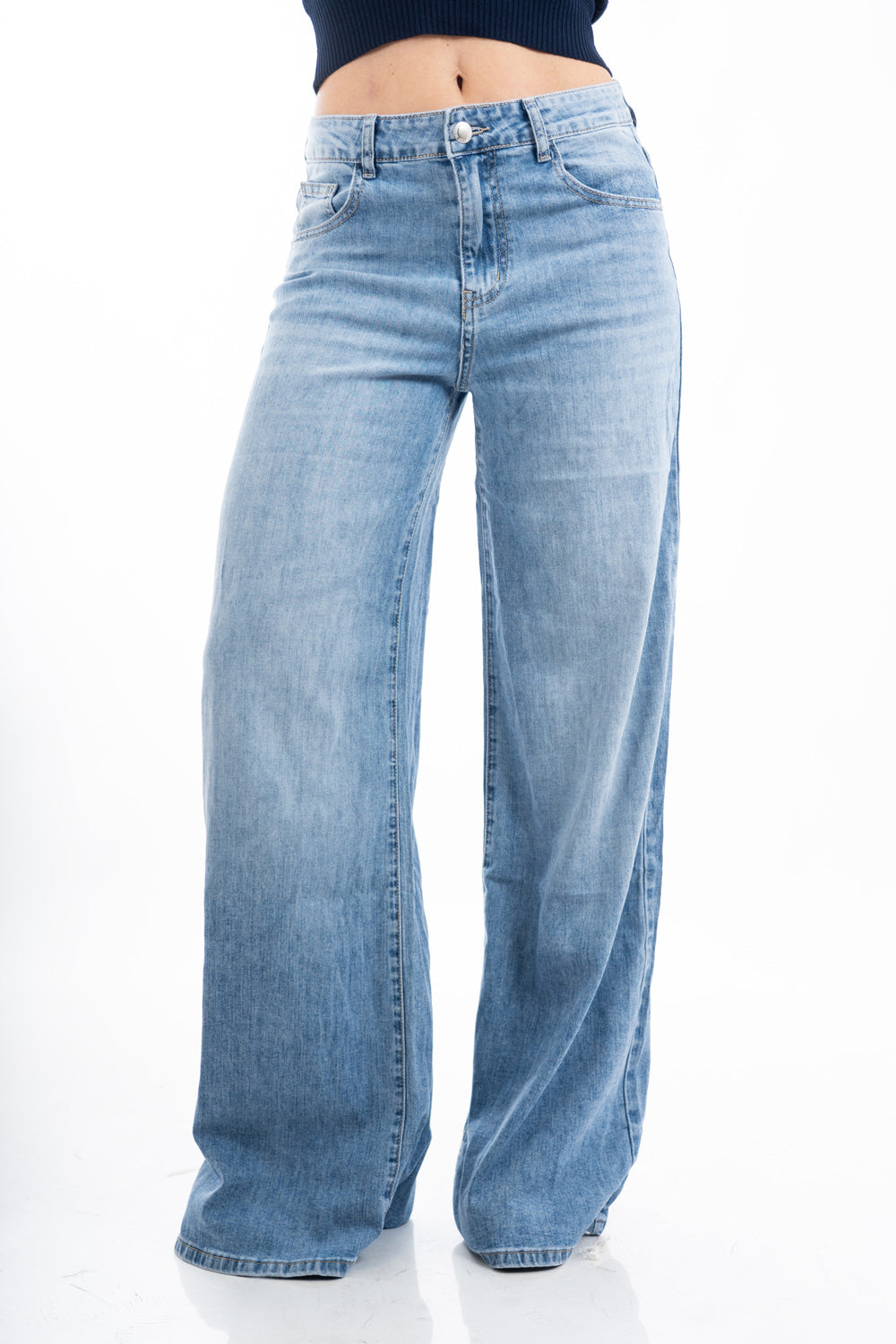 modella indossando Jeans wide leg leggero in denim estivo morbido colore Denim Medio