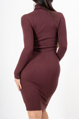 modella indossando Abito midi in maglia a collo alto in viscosa elasticizzata colore