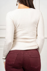 modella indossando Maglia Nadine a coste con scollo V colore
