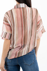 modella indossando Camicia ampia in Tencel leggero a righe con manica morbida colore