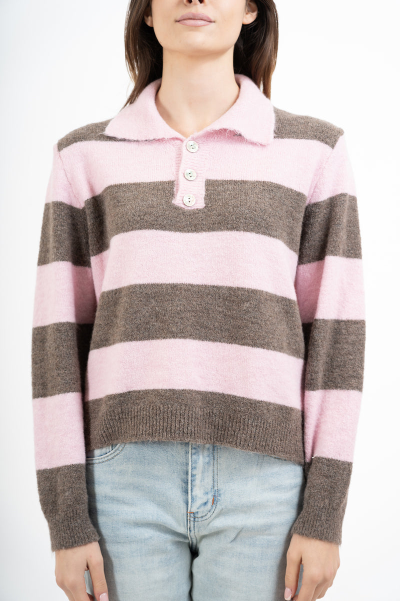 modella indossando Maglia a righe in misto lana modello polo Made in Italy colore