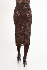 modella indossando Gonna lunga in microrete con paillettes e spacco laterale colore