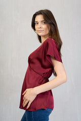 Blusa in raso con scollo a V e taglio sagomato