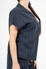 Blusa gessata a righe con scollo a V e piega incrociata Made in Italy.