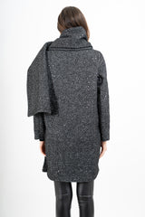 modella indossando Cappottino in panno spinato con paillettes e sciarpa coordinata colore