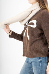 modella indossando Stola in eco-pelliccia morbida colore