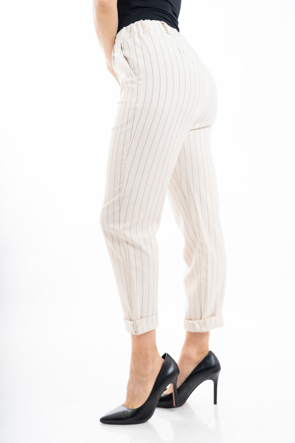 modella indossando Pantalone gessato beige con elastico in vita e risvolto regolabile colore Beige