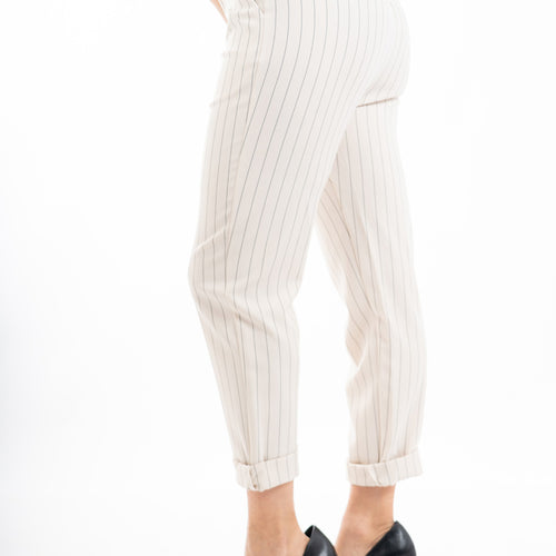 modella indossando Pantalone gessato beige con elastico in vita e risvolto regolabile colore Beige