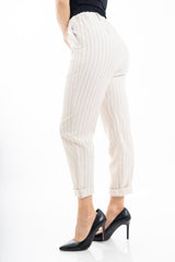 modella indossando Pantalone gessato beige con elastico in vita e risvolto regolabile colore Beige
