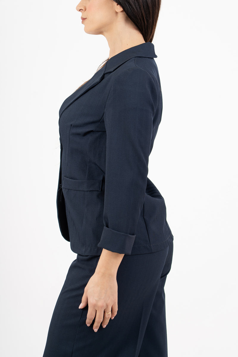 modella indossando Giacca avvitata rigata spinata blu colore