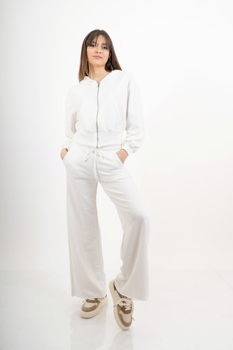 modella indossando Giacca felpa over con cappuccio e zip colore