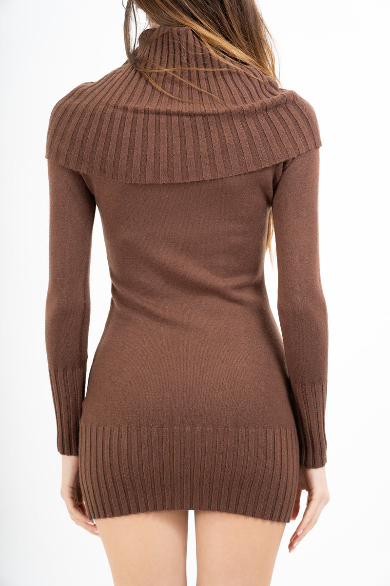 Abito in maglia con collo ampio a coste