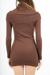 Abito in maglia con collo ampio a coste