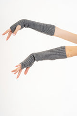 modella indossando Manicotti in maglia con asola per il pollice colore Grigio Unica