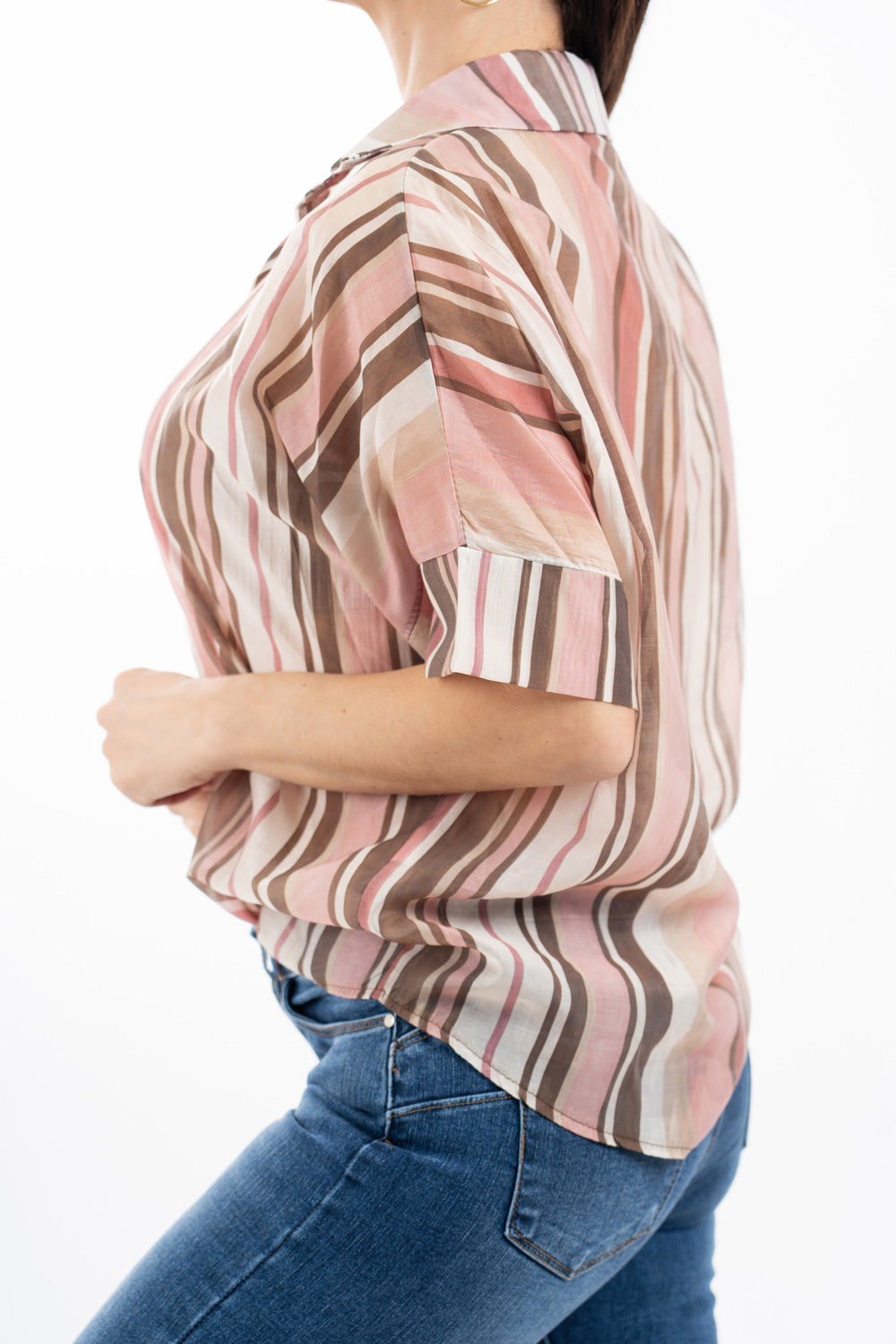 modella indossando Camicia ampia in Tencel leggero a righe con manica morbida colore