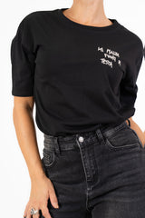 T-shirt in cotone con ricamo “mi mandi fuori di testa”