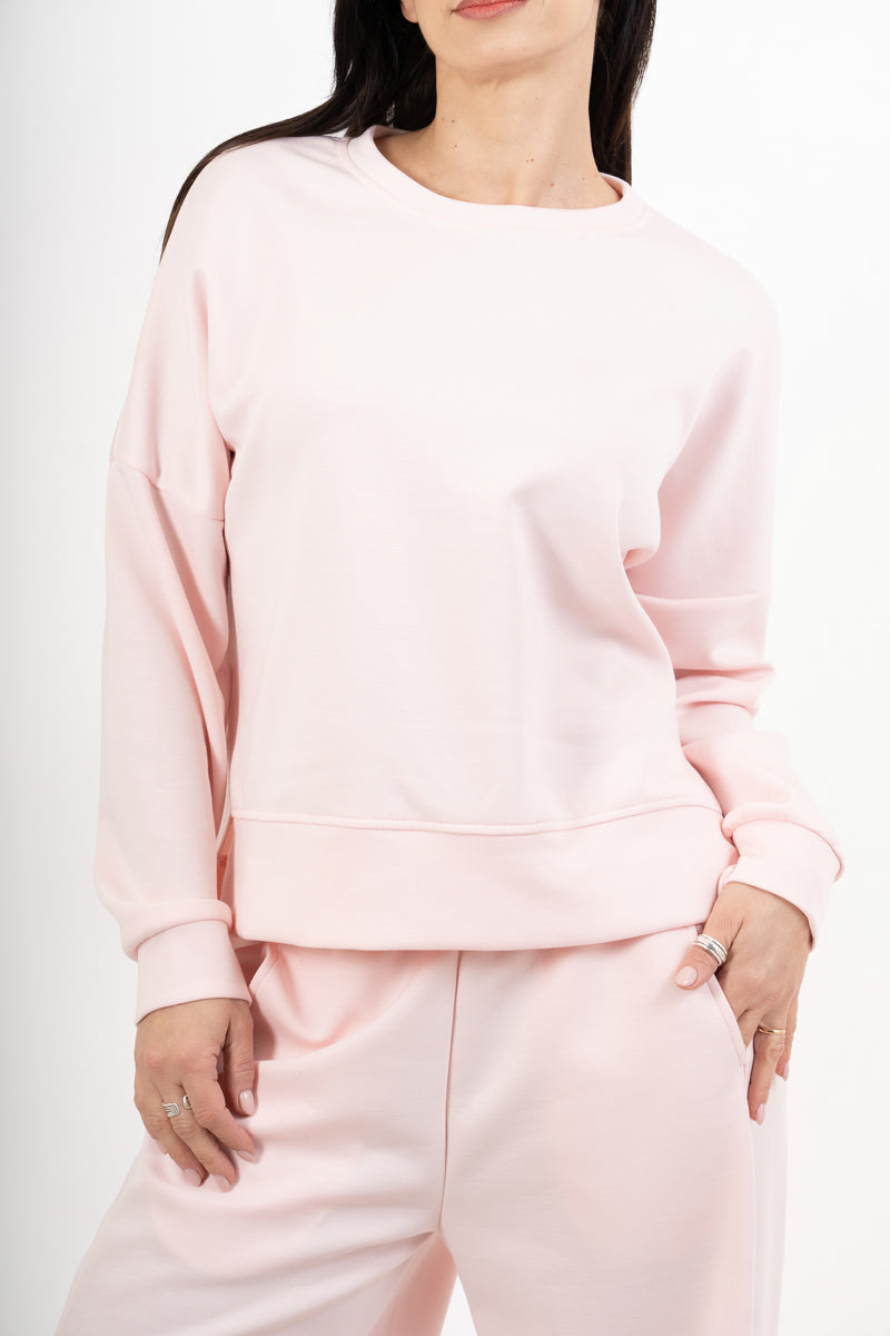 modella indossando Felpa girocollo in misto viscosa con spacchi laterali colore Rosa Unica