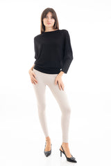 modella indossando Maglia pipistrello in filato leggero a costina orizzontale colore