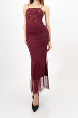 modella indossando Abito Lungo SparkleDream con Body Drappeggiato colore BORDEAUX Unica