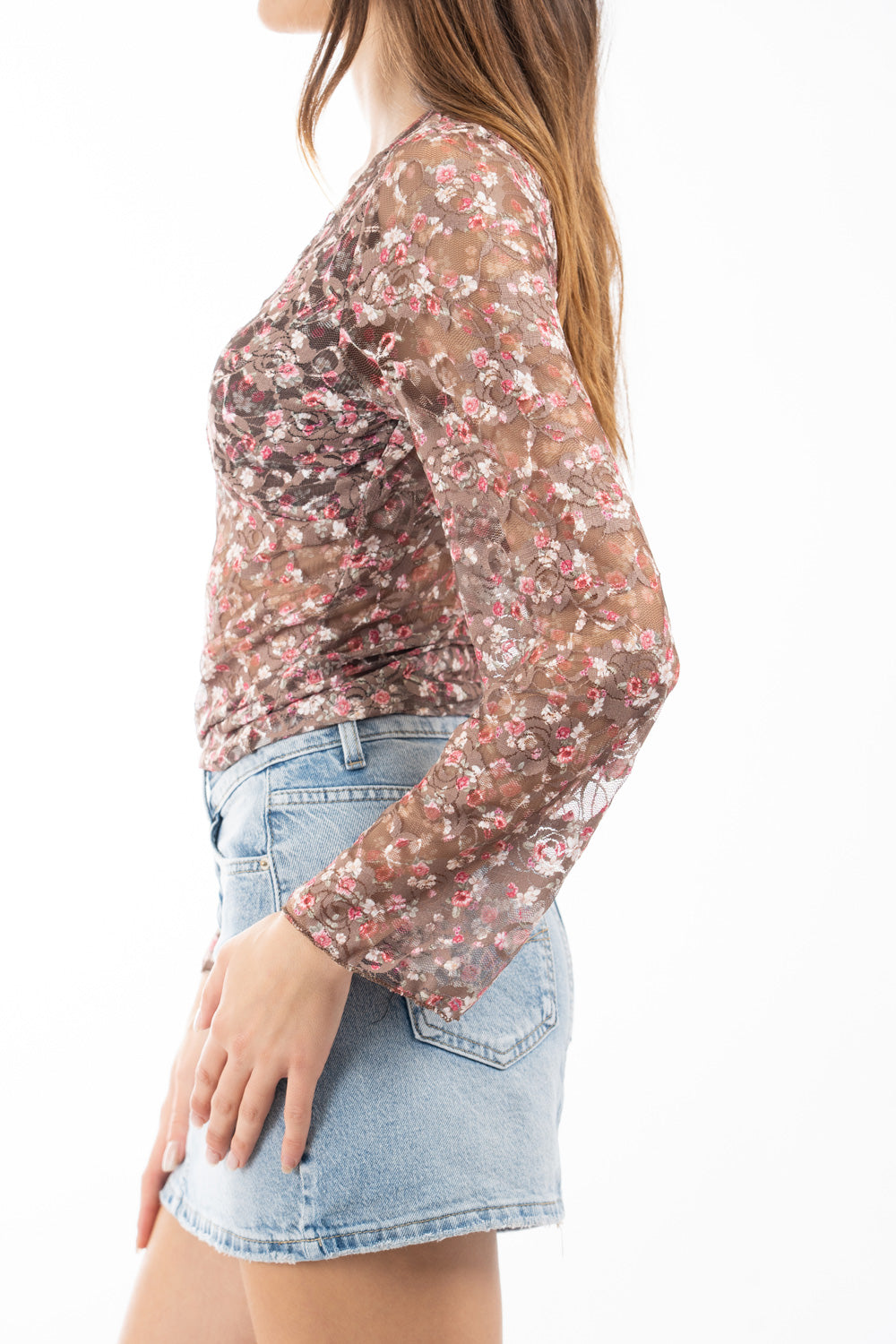 modella indossando Maglia in pizzo elasticizzato floreale con scollo a V e fodera interna colore