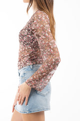 modella indossando Maglia in pizzo elasticizzato floreale con scollo a V e fodera interna colore