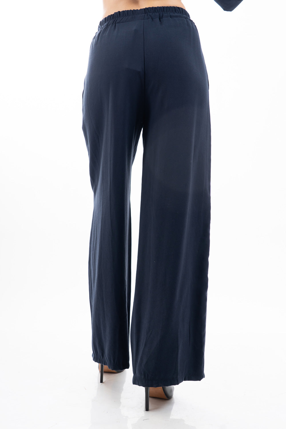 modella indossando Pantalone palazzo con elastico in vita in tela fluida misto viscosa colore