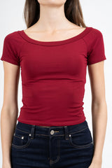 Maglia crop scollo barca in viscosa elasticizzata a manica corta.