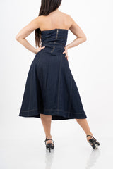 modella indossando Abito bustier in denim strutturato con fusciacca e cuciture a contrasto colore