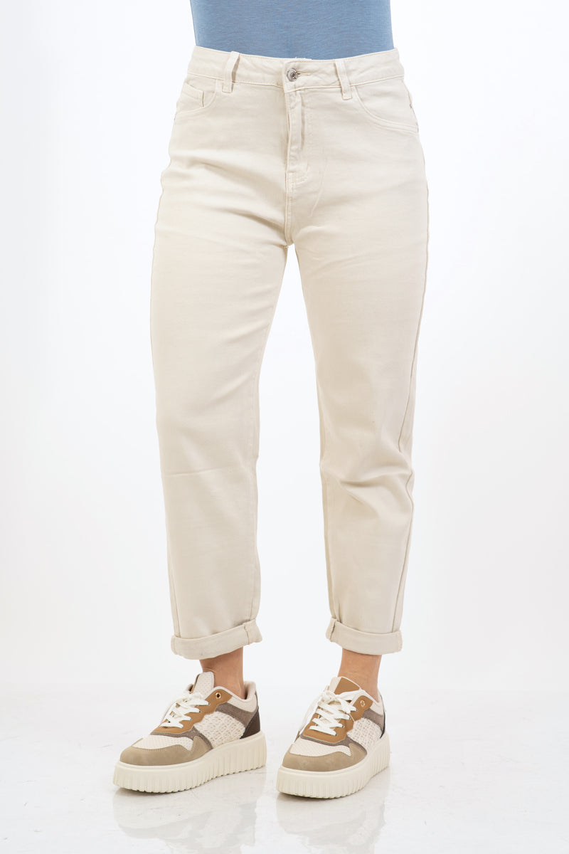 modella indossando Jeans dritto color crema elasticizzato colore