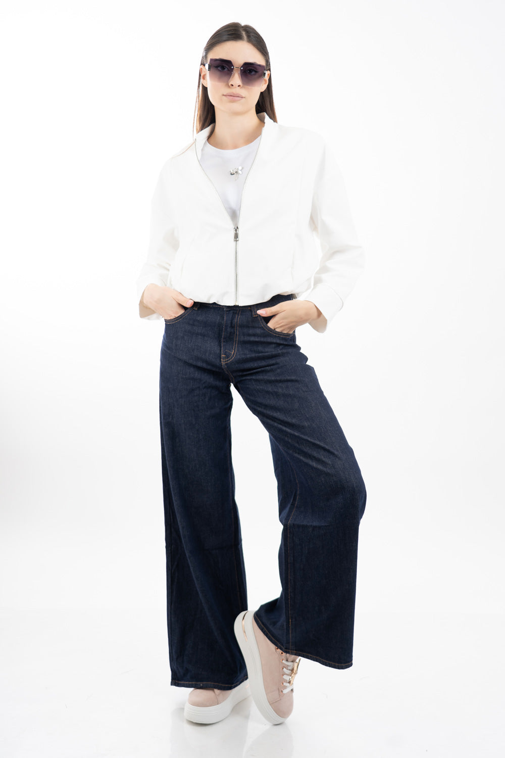 modella indossando Jeans palazzo in denim leggero elasticizzato a gamba ampia colore