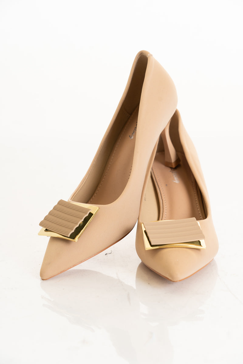 modella indossando Décolleté beige con fibbia dorata e tacco sagomato colore Beige