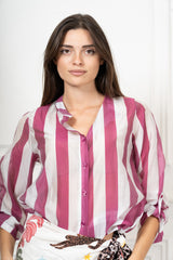 modella indossando Camicia Collo Coreana in Tencel a Righe Multicolor colore Bianco-Glicine Unica