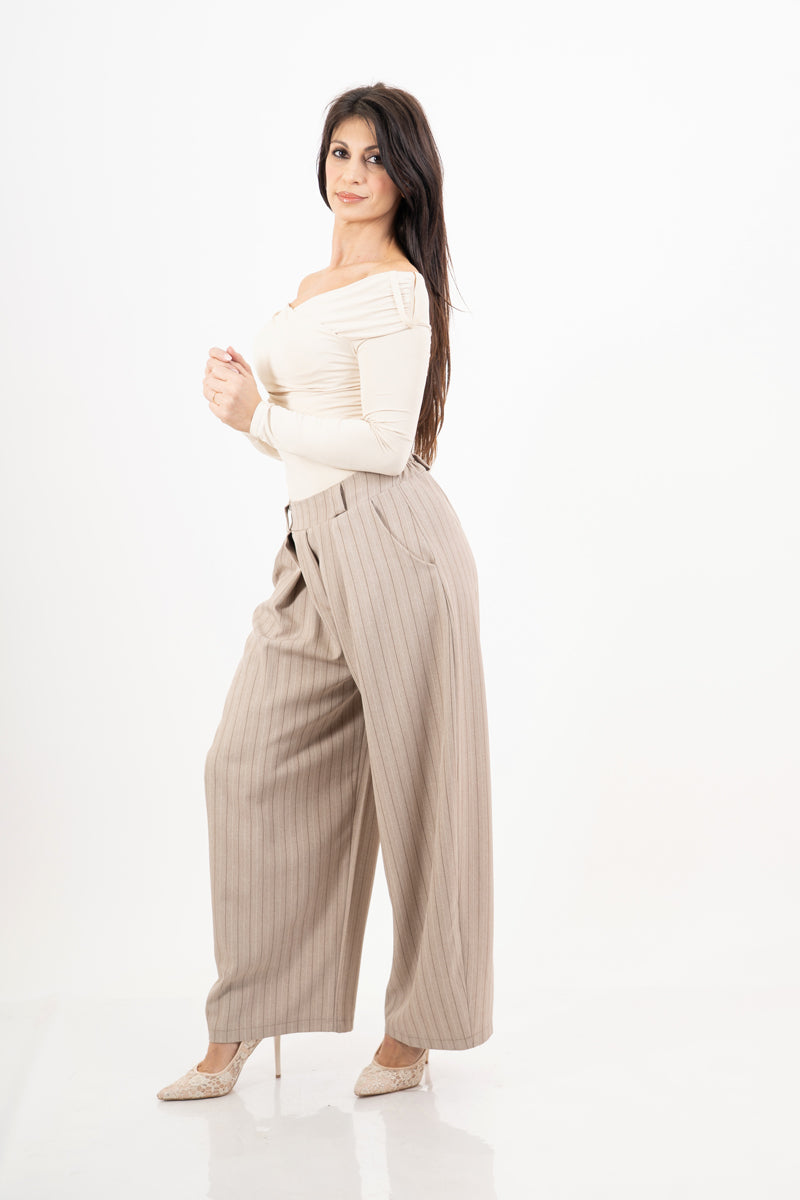 modella indossando Maglia drappeggiata con scollo ampio e arricciature laterali colore