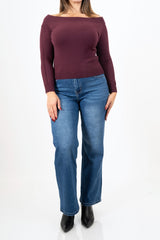 modella indossando Jeans a vita alta modello straight in denim elasticizzato colore