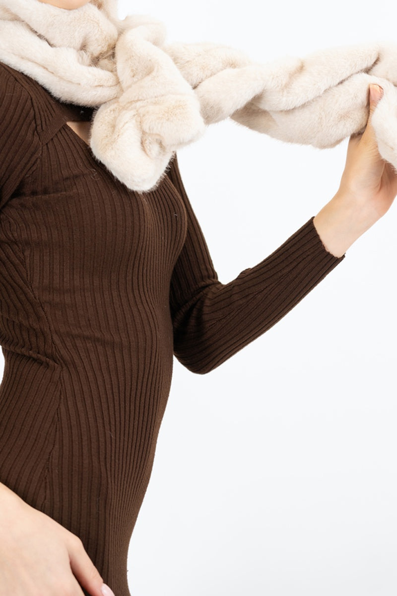 modella indossando Sciarpa in eco pelliccia drappeggiata con asola colore