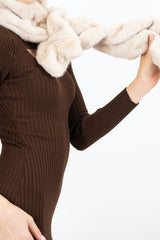 modella indossando Sciarpa in eco pelliccia drappeggiata con asola colore