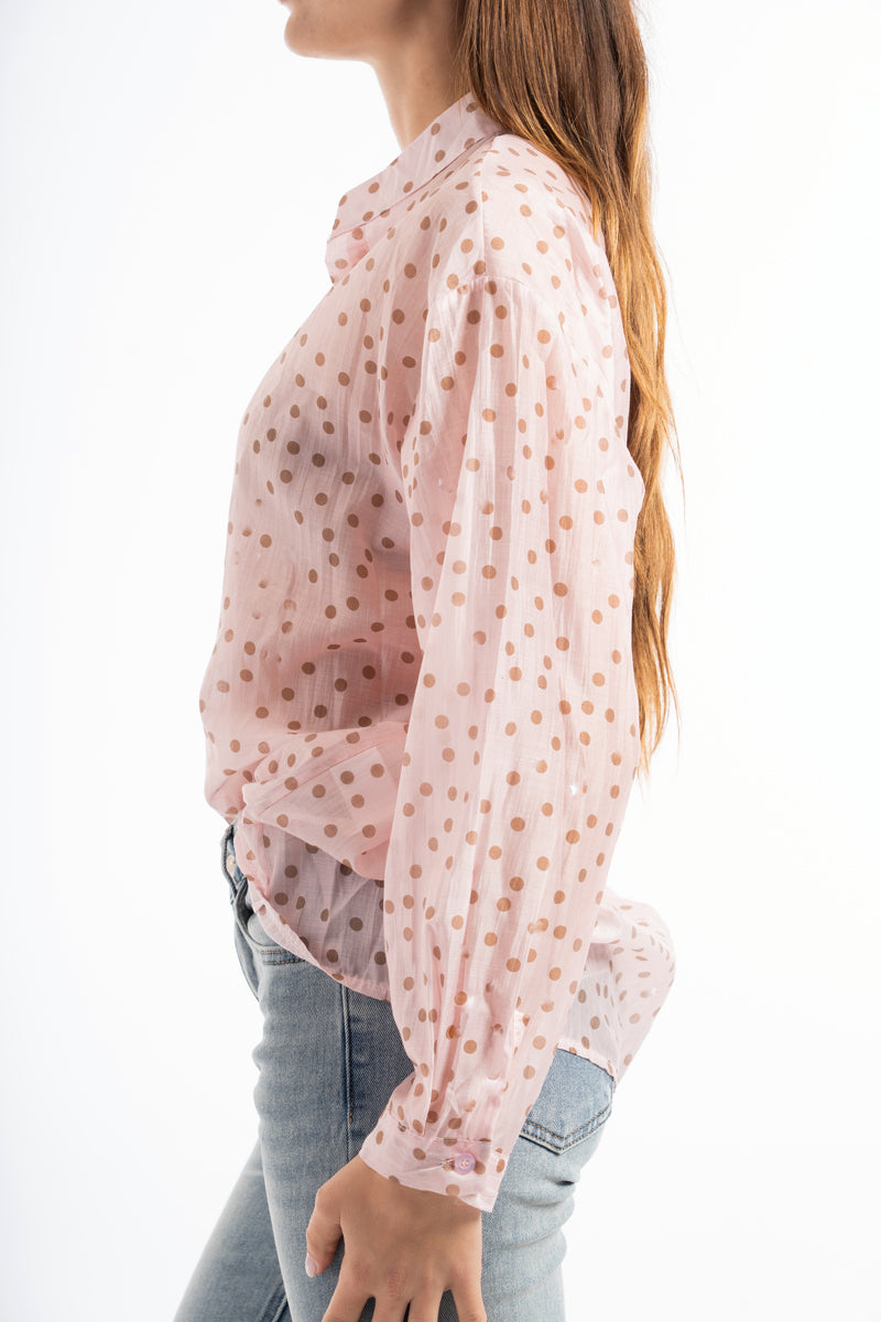 modella indossando Camicia velata a pois in tencel con collo coreano colore