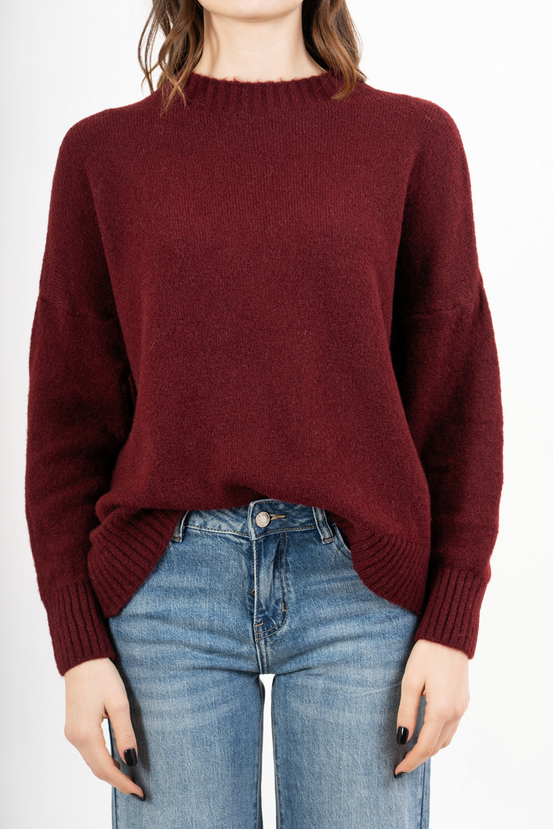 modella indossando Maglia girocollo morbida a spalla scesa in filato caldo colore BORDEAUX Unica